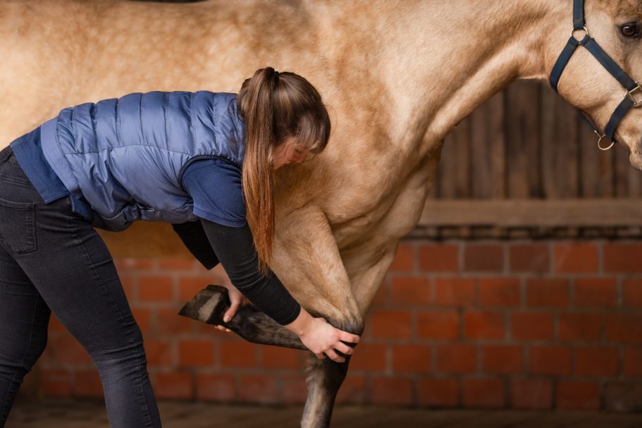 Physiotherapeutin testen die Beweglichkeit des Vorderfußwurzelgelenkes